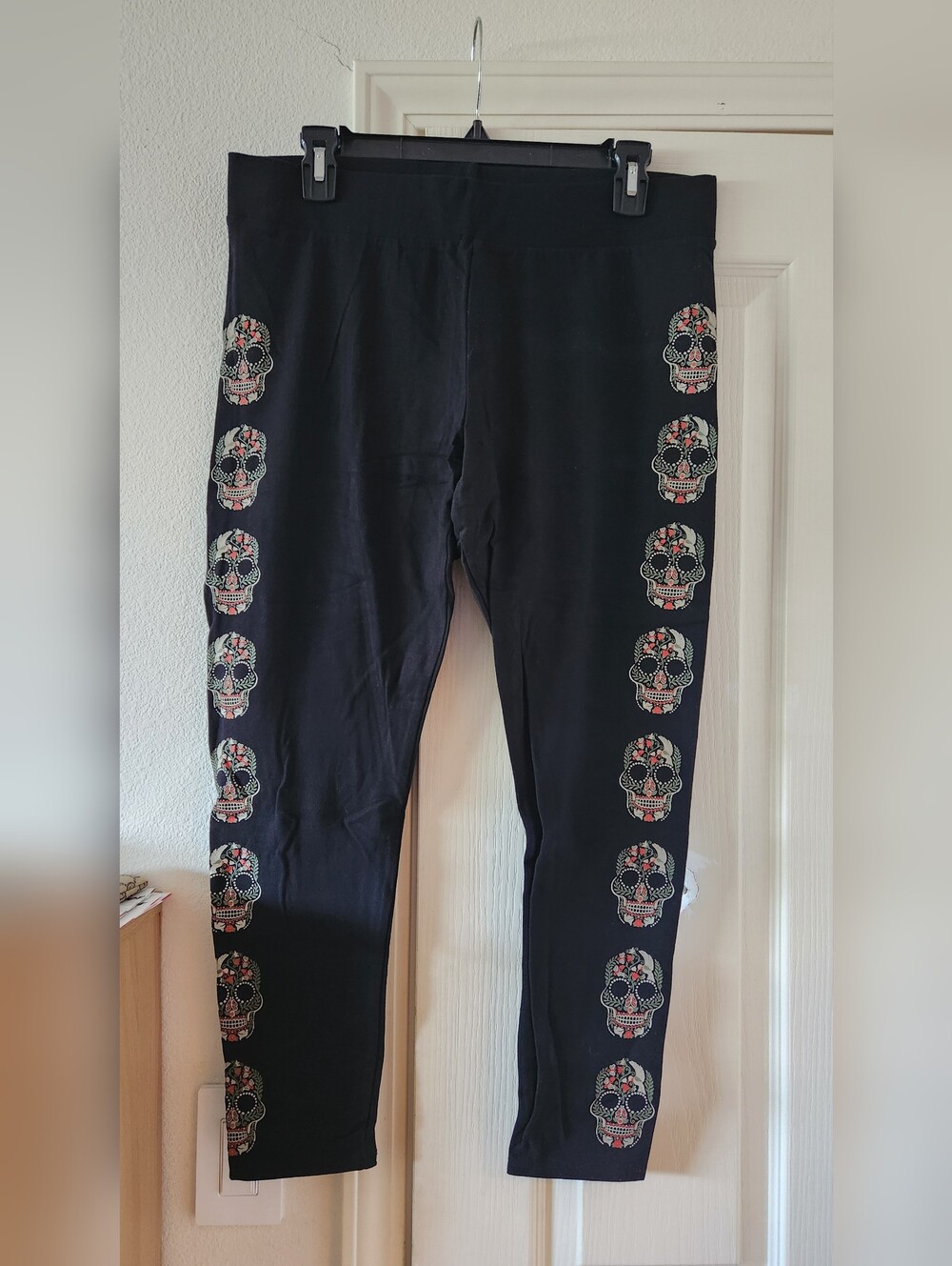 Torros Black/Green Crop Length Leggings w/ Sugar Skull Side Print Size 2